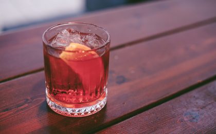 cocktail negroni sul tavolo