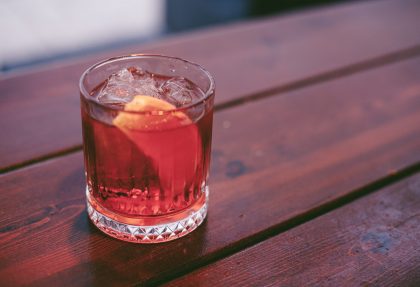cocktail negroni sul tavolo