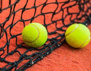 palline-da-tennis-su-terra-rossa Le Magnolie - Circolo Sportivo